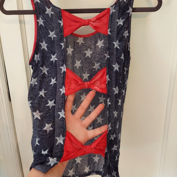 Patriotic Tank With Cutouts - Picture 4 of 5